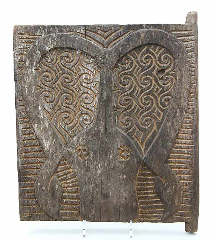 Tür oder Fenster, Toraja.Holztafel mit geschnitztem Büffelkopf-Motiv und Resten der ursprünglichen