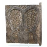 Tür oder Fenster, Toraja.Holztafel mit geschnitztem Büffelkopf-Motiv und Resten der ursprünglichen
