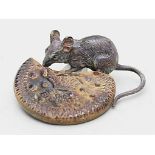 Wiener Bronze "Maus mit Biscuit".Bunte Kaltemailbemalung, teils l. berieben. Krugmarke mit Zusatz