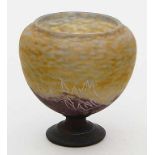 Art Deco-Vase, Daum.Glas mit violetten und gelben Pulvereinschmelzungen. Kugeliger Korpus auf