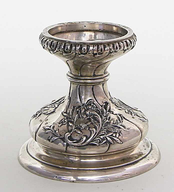 Leuchter für Stumpenkerze.800/000 Silber, 272 g. Godronierter Fuß mit reliefiertem und ziseliertem