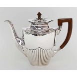 Kaffeekanne im Queen-Anne-Stil.925/000 Silber, brutto 723 g. Ovale, teils kannelierte, konische