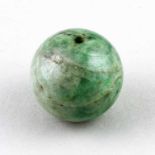Große Jadeitperle.Weiß-grüne Jadeitkugel, Teil der Amtskette eines kaiserlichen, chinesischen