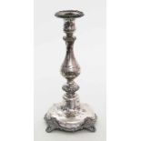 Biedermeier-Leuchter,einflammig. Lötiges Silber, 428 g. Hohe Balusterform mit reliefierten Ranken