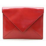 Envelope-Clutch, Hermès.Rotes Leder. Goldfarbene Schließe, durch Druckknopf verschließbarer Riemen