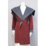 Damenmantel, Hermès.Mantel mit Lederbesatz aus Kalbsleder. Rot-grau, mit Gürtel. 100% Kaschmir,