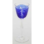 Jugendstil-Weinglas.Farblos. Kuppa mit kobaltblauem Überfang und Darstellung von vier Nymphen