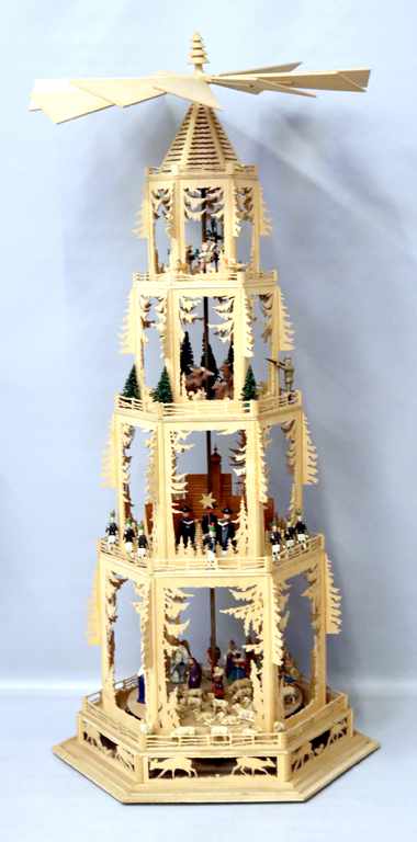 Große Weihnachtspyramide.Viergeschossig, in Laubsägearbeit. Mit zahlreichen, aus Holz