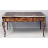 Bureau plat im Stil Louis XV.Rosenholz. Geschweifte Rechteckplatte mit Ledereinlage (besch.),