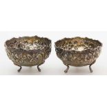 Paar kleine runde Fußschalen.800/000 Silber, zus. ca. 216 g. Umlaufend Wandung mit floralem
