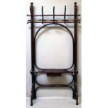 Wand-Kleidergarderobe, Thonet.Bugholzgestell mit fünf Kleiderhaken und kleinem Schubfach. L. Alters-