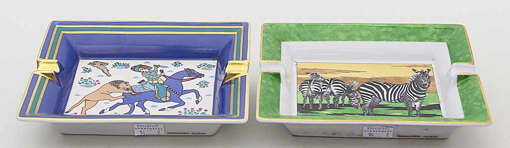Zwei Aschenbecher, Hermès.Rechteckform mit farbigem Dekor von Zebras in Savanne bzw. persischer