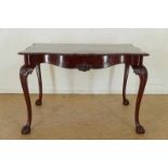 A mahogany dining table, Chippendale-style, H. 76, 116 x 90 cm Mahonie Chippendale-stijl
