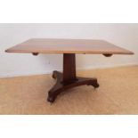 A mahogany dining room table, Engand, approx. 1830, H. 75, 115 x 135 cm. Mahonie eetkamertafel met