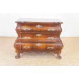 A mahogany chest of drawers on clawfeet, 20th century, H. 72, W. 88 cm. Dubbelgebogen commode op