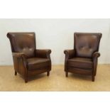 A pair of leather armchairs Stel armfauteuils bekleed met bruin leer