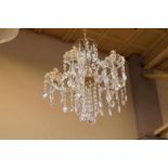 A yellow metal five-light chandelier Geel metalen 5-lichts hangkroon met pegels