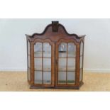 A hanging display cabinet, 19th century, 90 x 30 cm. Mahonie gefineerde hangvitrine met golfende