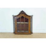 A burlwood hanging display cabinet, 19th century, H. 88, W. 79 cm. Wortelnoten gefineerd hangvitrine