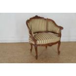 Notenhouten Louis XV-stijl damesfauteuiltje met snijwerk van rocailles en bekleed met gestreepte