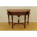 Mahonie sidetable op taps toelopende poten, 20e eeuw, h. 78, br. 108, d. 46 cm. Mahogany sidetable