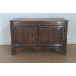 Eiken dekenkist gestoken front met 2 deuren, 18e eeuw, h. 87 br. 125 d. 61 cm. -reconstructies-