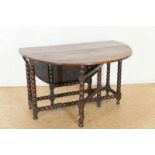 Eiken gateleg tafel met getorsten poten, 18e eeuw, h. 78 br. 150 d. 132 cm. Oak gateleg table,