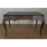 Grey wash Louis XVI-stijl bureau, voorzien van 3 laden afgezet met bronzen beslag in de vorm van