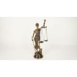 Een bronzen beeld van Vrouwe Justicia. h. 40 cm A bronze sculpture of Lady Justice. h. 40 cm.