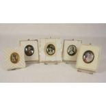 Lot van 5 miniatuur portretten, allen gesigneerd, Frankrijk 19e eeuw, div. maten