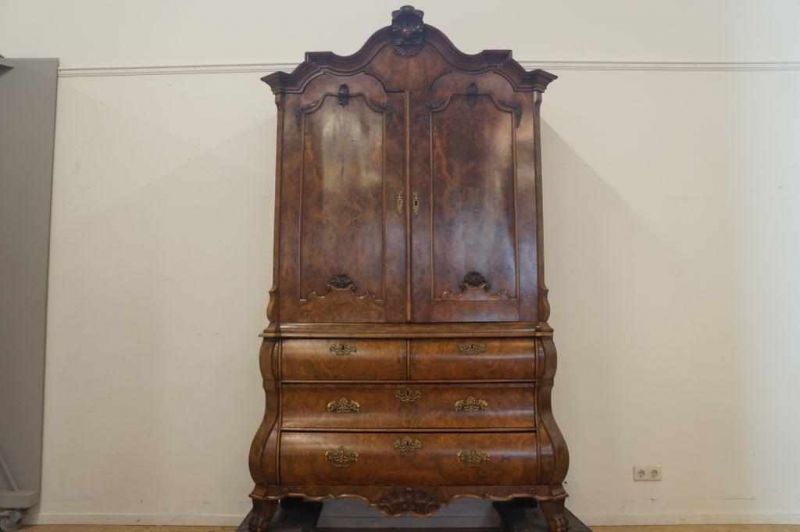 Wortelnoten Louis XVI kabinet met twee deuren en drie laden afgezet met koperen beslag, 18e eeuw, h. - Image 2 of 4