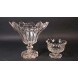 Lot van 2 kristallen coupes, w.o. met olijfslijpsel, 19e eeuw 2 cristal coupes, 19th century