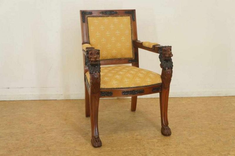 Rijkgestoken armfauteuil versierd met leeuwenkoppen, acathusbladeren en rosetten Richly decorated