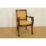 Rijkgestoken armfauteuil versierd met leeuwenkoppen, acathusbladeren en rosetten Richly decorated