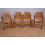 Serie van 4 plywood design eetkamerstoelen, Scandinavie A set of 4 plywood chairs, Scandinavia