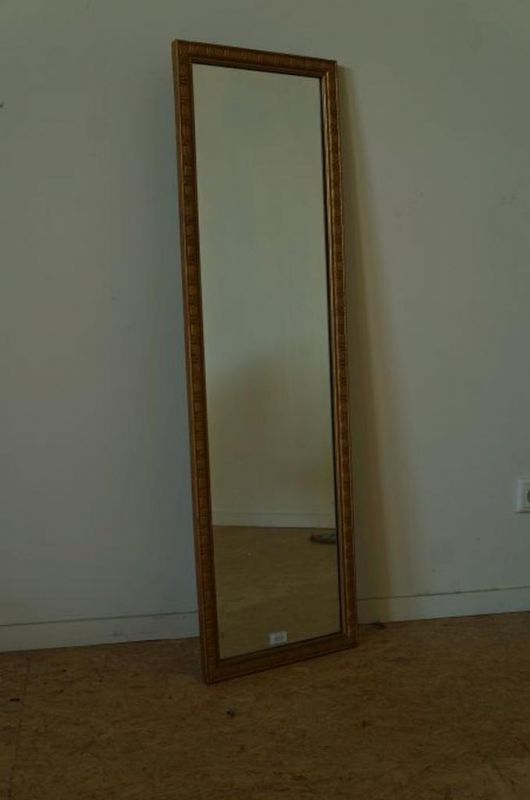 Spiegel in beschilderde lijst, 123 x 36 cm. Mirror with painted wooden frame, 123 x 36 cm.