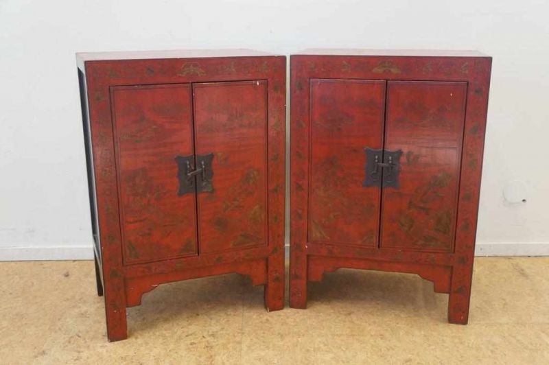 Stel roodlak met zwartlak commodes met goudlak decor van landschappen, China 20e eeuw, h. 84, br.