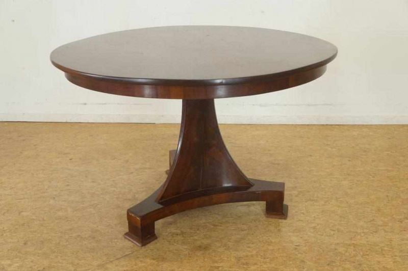 Mahonie ronde tafel op taps toelopende poot, 19e eeuw, h. 73, diam. 113 cm.