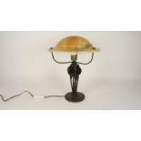 Art Deco tafellamp op smeedijzeren voet met albasten kap. h. 39cm. Art Deco table lamp on wrought