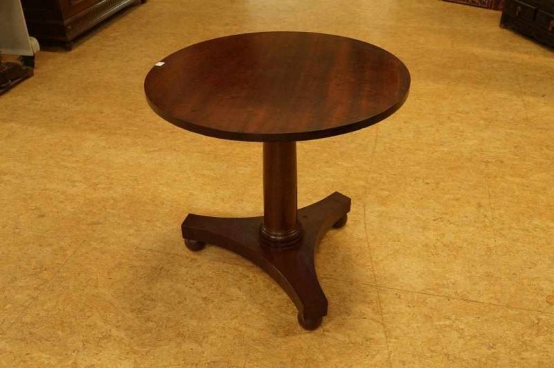 Mahonie ronde bijzettafel op 3-sprant, 19e eeuw, h. 58, diam. 62 cm. Mahogany coffee table, 19th