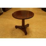 Mahonie ronde bijzettafel op 3-sprant, 19e eeuw, h. 58, diam. 62 cm. Mahogany coffee table, 19th