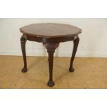 Deels wortelnoten Chippendale-stijl ronde salontafel, h. 58, diam. 76 cm. Partly walnut coffee