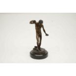 Bronzen sculptuur van discuswerper op hardstenen basement, met signatuur, h. 31 cm. Bronse sculpture