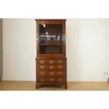 Mahonie bookcase met vitrine en onderin 4 laden, de laden en commode gebrandmerkt met RE, Engeland