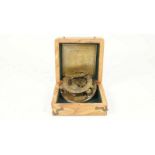 Een opvouwbaar peilkompas in kistje. h. 11 cm. A foldable compass in wooden case. h. 11 cm
