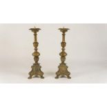 Stel bronzen Renaissance-stijl 1-lichts kandelaars, h. 42 cm. A pair of bronze candlesticks, h. 42