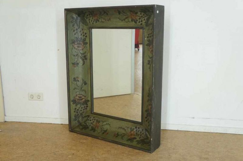 Spiegel in houten lijst met decor van bloemen en vruchten, 112 x 87 cm.