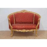 Goudlak Louis XV-stijl bank bekleed met gebloemde stof Gold laquer Louis XV-style bank bekleed met