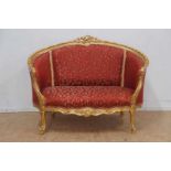 Goudlak Louis XV-stijl bank bekleed met gebloemde stof Gold laquer Louis XV-style bank bekleed met