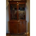 Mahonie vitrine met onderin 2 laden en 2 deuren, 19e eeuw, h. 195, br. 92, d. 41 cm. Mahogany